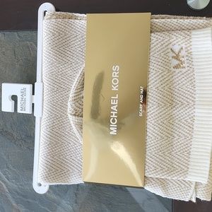 MICHEAL KORS Scarf and Hat